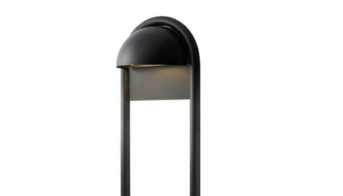 Sort udend&oslash;rs lampe p&aring; stander med 2 ben og lampehoved der er halvrund